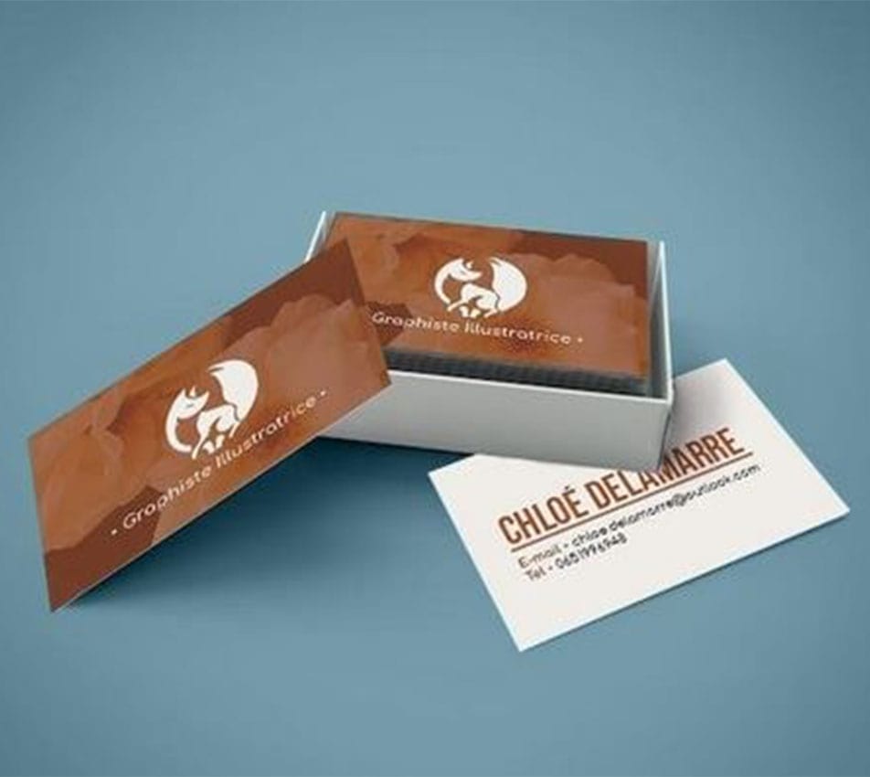 photo d'une carte de viste, avec le logo de chloe delamarre, réalisé par Anne Taillandier